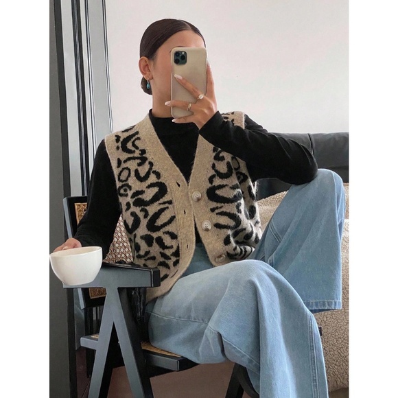 Animal Print Cheetah Leopard Knit Button Up Vest Sweater Top Sleeveless - Picture 3 of 11